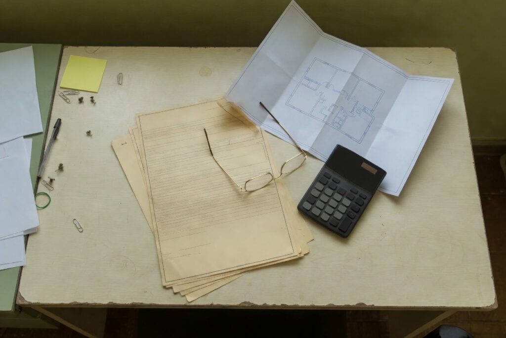 Documentos de inventario e partilha de bens sobre a mesa